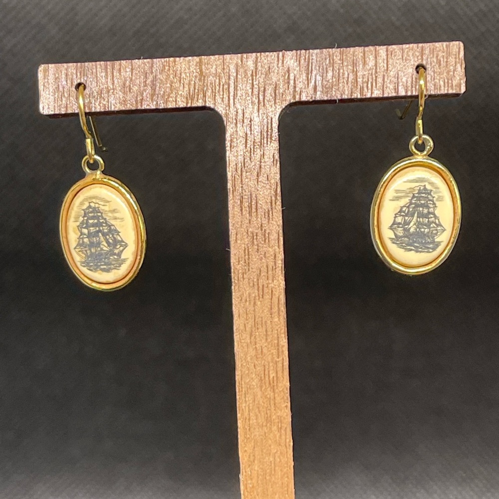 Vintage BARLOW Scrimshaw EARRING， rare, signed